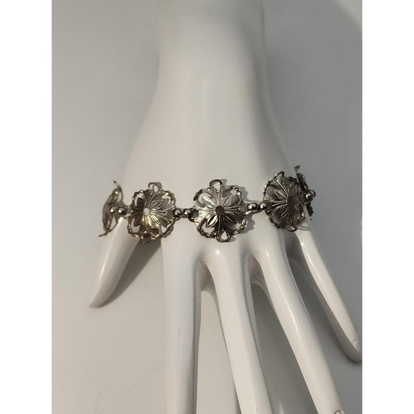 The Unbranded Brand Jewelry - Vintage‎ Silver Tone Round Flowers Link 7" Bracelet